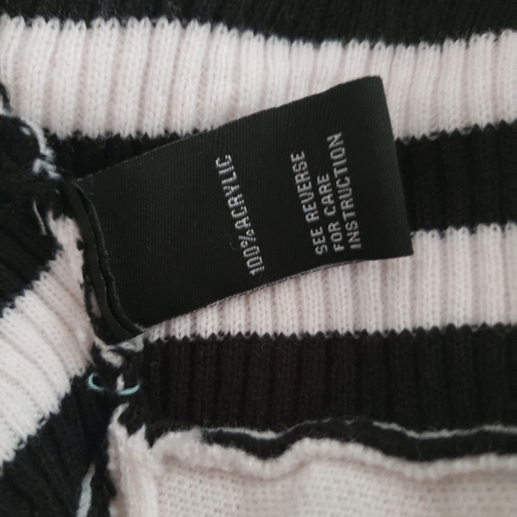 Cliche NWT Ruffle One Cold Shoulder White With Black Stripes Sweater Size M - Picture 5 of 6